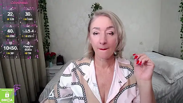 hunters woman online show from October 9, 2025, 1:55 pm