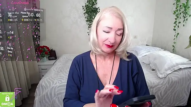 hunters woman online show from October 7, 2025, 1:56 pm