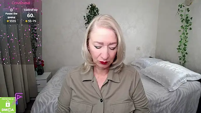 hunters woman online show from September 26, 2025, 12:01 pm