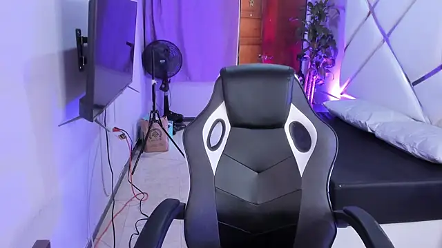 Snapshot of Dulce_Pettit chatting on October 25, 2025, 12:39 pm Dulce Pettit online show from October 25, 2025, 12:39 pm