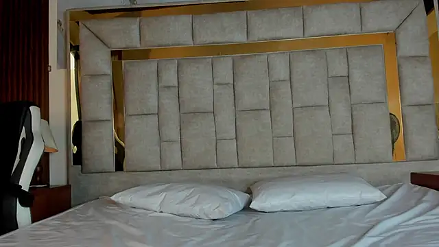 Snapshot of Dulce_Pettit chatting on October 10, 2025, 12:28 pm Dulce Pettit online show from October 10, 2025, 12:28 pm