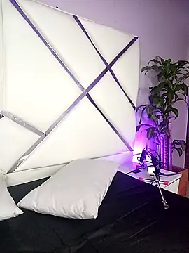 Snapshot of Dulce_Pettit chatting on October 18, 2025, 11:56 am Dulce Pettit online show from October 18, 2025, 11:56 am