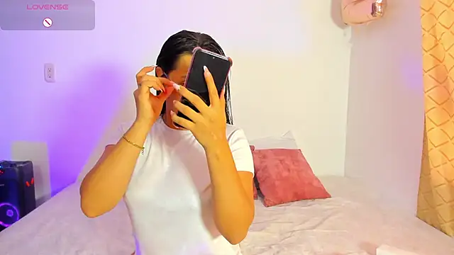 Dilan and Mia online show from November 29, 2025, 1:11 pm