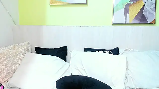 MiahCornell  online show from November 23, 2025, 12:26 pm