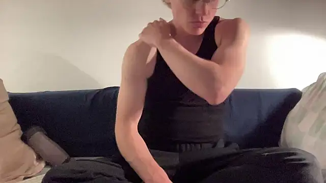 ee 000 online show from October 19, 2025, 8:55 pm