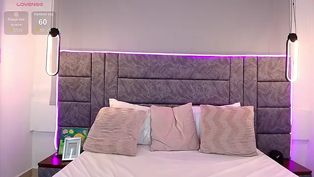 abril  lee   online show from October 7, 2025, 7:37 pm