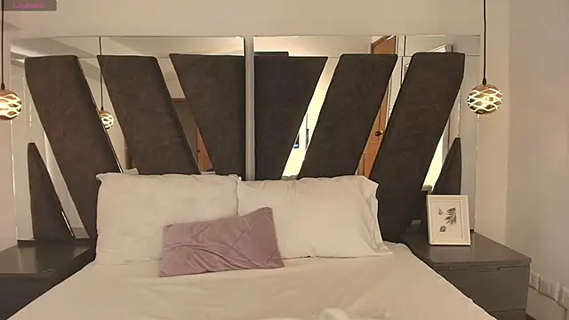 abril  lee   online show from October 30, 2025, 8:39 pm