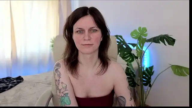 Snapshot of TinaMelt chatting on September 26, 2025, 5:58 am TinaMelt online show from September 26, 2025, 5:58 am