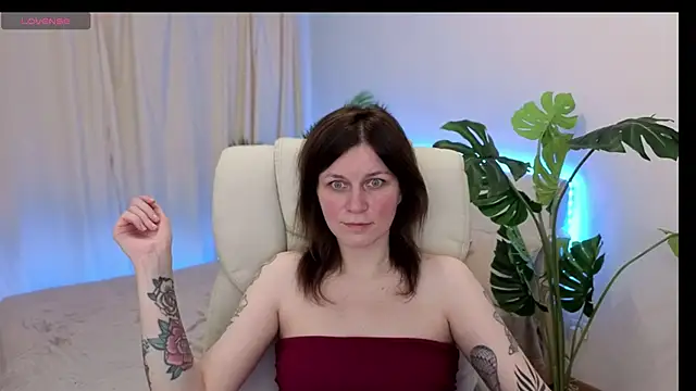 Snapshot of TinaMelt chatting on September 21, 2025, 5:51 pm TinaMelt online show from September 21, 2025, 5:51 pm