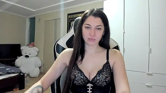 EmiLovsi online show from November 15, 2025, 11:20 pm