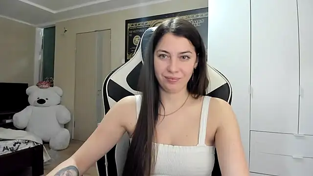 EmiLovsi online show from October 12, 2025, 7:26 pm