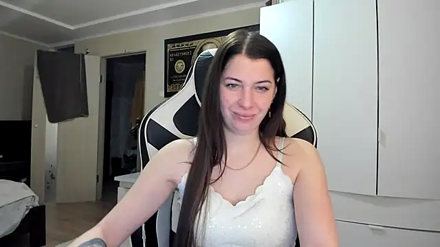 EmiLovsi online show from February 4, 2026, 5:41 pm