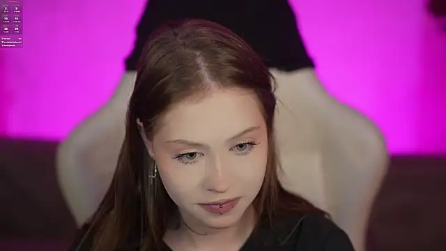 Snapshot of Esmie_Smile chatting on May 27, 2026, 1:57 am Esmie Smile online show from May 27, 2026, 1:57 am