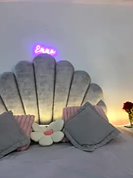 emma-conti2 online show from December 4, 2025, 1:43 pm