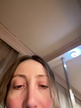 Snapshot of HellaryTourent chatting on February 6, 2026, 5:42 pm HellaryTourent online show from February 6, 2026, 5:42 pm