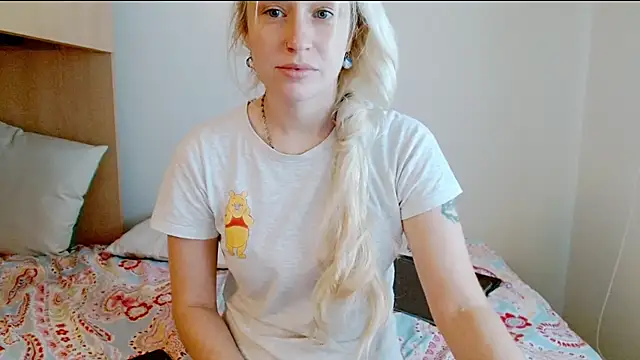 SatinQueen90 online show from December 2, 2025, 9:11 am