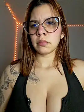 Snapshot of -Miaa_ chatting on October 4, 2025, 12:01 am -Miaa online show from October 4, 2025, 12:01 am