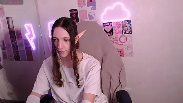 Snapshot of SilverMuse chatting on February 6, 2026, 9:44 pm SilverMuse online show from February 6, 2026, 9:44 pm