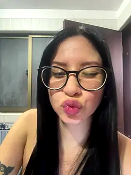 lucy grey25 online show from December 17, 2025, 1:10 am