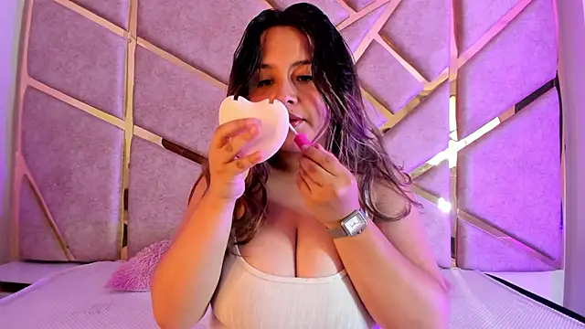 Zafiro claire online show from November 8, 2025, 6:44 pm