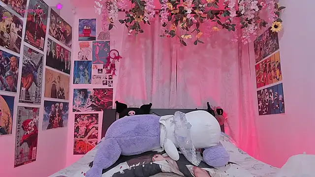 FluffyMelons online show from April 8, 2026, 11:06 pm