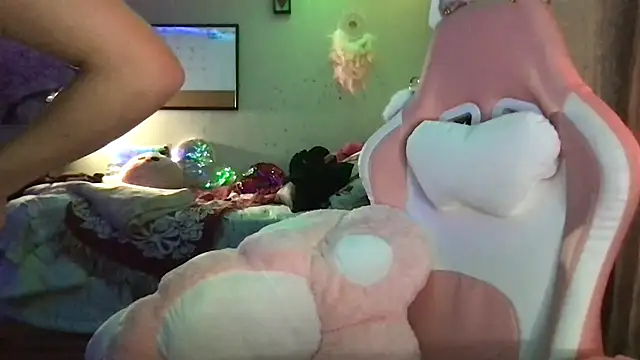 nekowaifuuu online show from November 24, 2025, 6:13 am