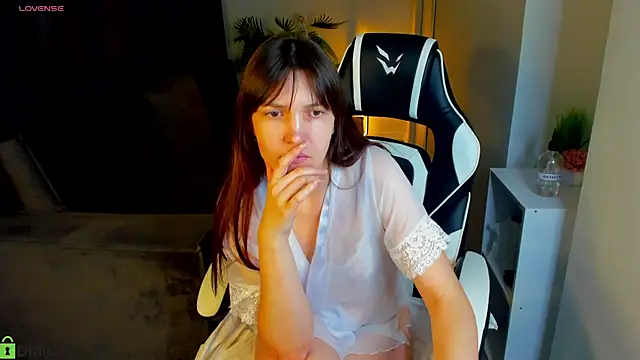 Snapshot of MalvinaDream chatting on April 24, 2026, 3:08 am MalvinaDream online show from April 24, 2026, 3:08 am