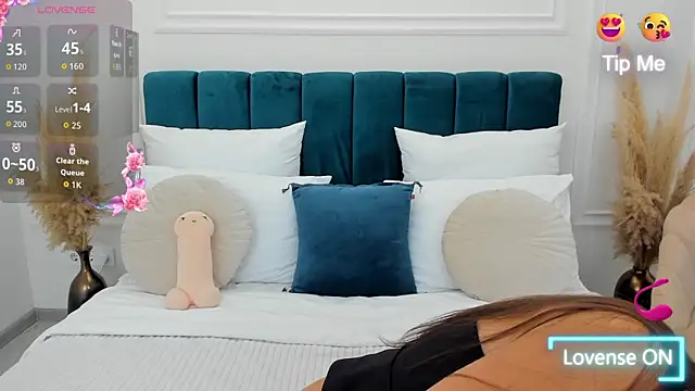 MonCarla online show from October 26, 2025, 6:25 am