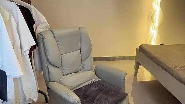 Robin-o3 online show from October 19, 2025, 3:48 pm