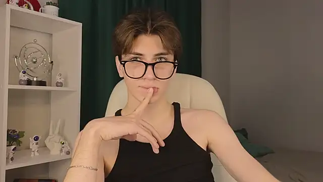 Snapshot of Oliver_Starboy chatting on September 17, 2025, 7:43 am Oliver Starboy online show from September 17, 2025, 7:43 am