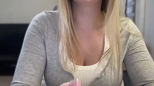 Snapshot of KristinaCake chatting on November 15, 2025, 11:58 am KristinaCake online show from November 15, 2025, 11:58 am