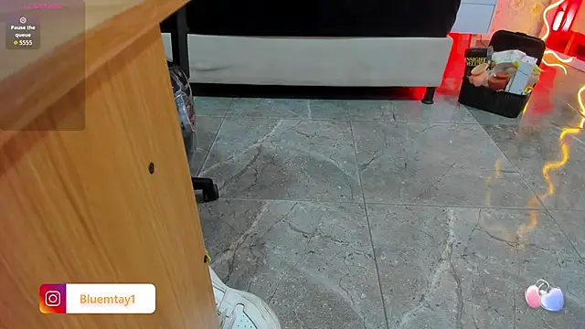 BLUE TAY1 online show from October 18, 2025, 11:56 am