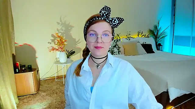 Snapshot of YourUniverser chatting on November 19, 2025, 4:12 am YourUniverser online show from November 19, 2025, 4:12 am