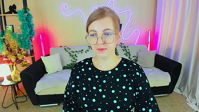 Snapshot of YourUniverser chatting on November 18, 2025, 9:12 am YourUniverser online show from November 18, 2025, 9:12 am