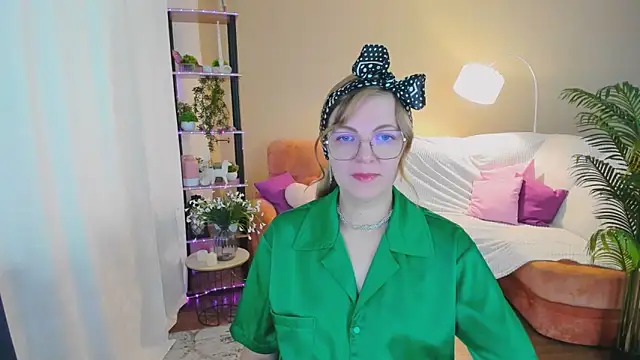 Snapshot of YourUniverser chatting on September 21, 2025, 9:47 am YourUniverser online show from September 21, 2025, 9:47 am