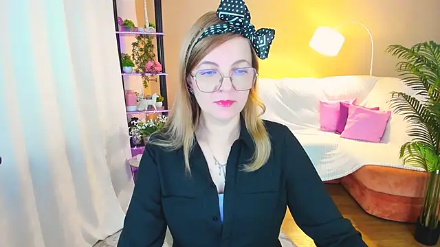 Snapshot of YourUniverser chatting on September 24, 2025, 4:30 am YourUniverser online show from September 24, 2025, 4:30 am