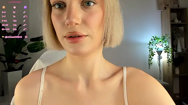 Ice Strawberry online show from January 19, 2026, 3:10 am