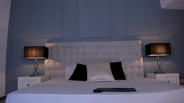 KellyRooss online show from November 22, 2025, 12:15 pm