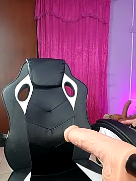 Snapshot of LunaaRosse chatting on December 1, 2025, 2:45 am LunaaRosse online show from December 1, 2025, 2:45 am