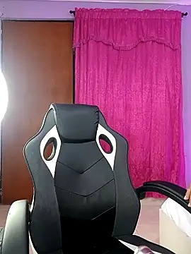 Snapshot of LunaaRosse chatting on December 14, 2025, 2:40 am LunaaRosse online show from December 14, 2025, 2:40 am