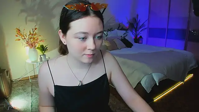 AlluringLookk online show from November 13, 2025, 11:25 am