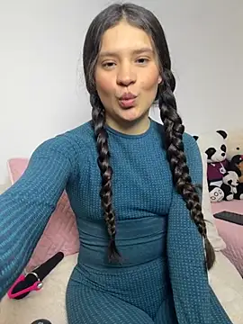 Emilyybennet  online show from October 17, 2025, 10:33 pm