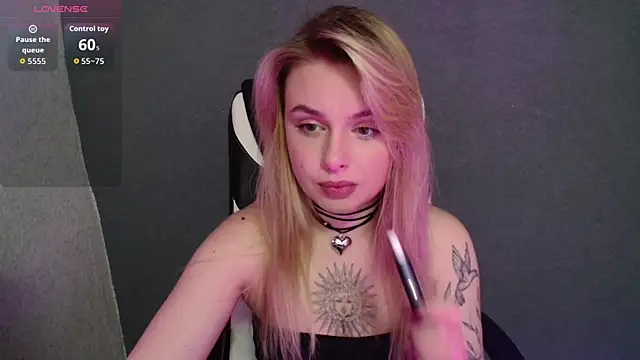 AngelicaHollywood online show from October 2, 2025, 8:01 pm