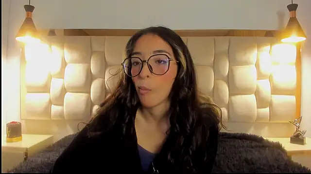 Emilia Bons online show from November 17, 2025, 1:59 pm