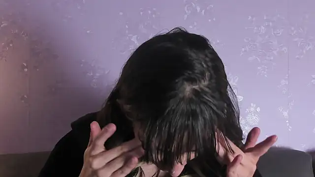 Emilia Bons online show from April 14, 2026, 12:54 pm