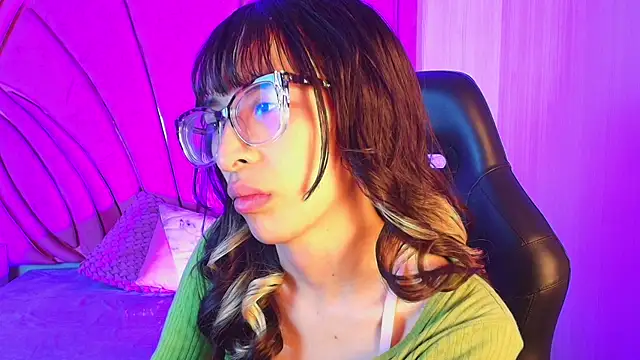 Emilia Bons online show from April 17, 2026, 12:41 pm