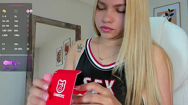 victoria giraldo online show from November 29, 2025, 6:46 am