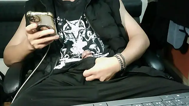 Snapshot of bigbb101011 chatting on January 9, 2026, 4:25 pm bigbb101011 online show from January 9, 2026, 4:25 pm