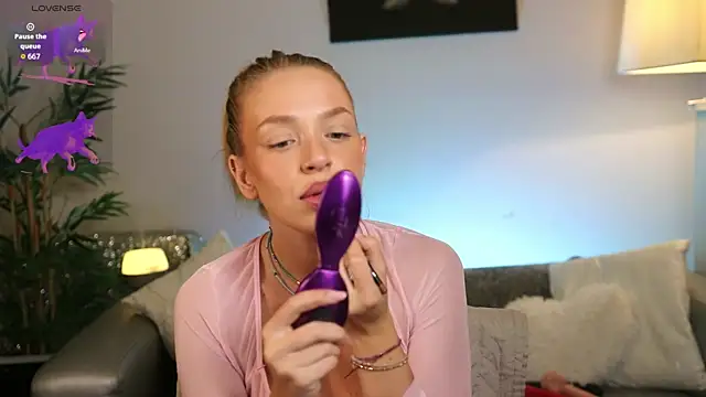 Snapshot of NovaHollisx chatting on October 5, 2025, 6:04 am NovaHollisx online show from October 5, 2025, 6:04 am