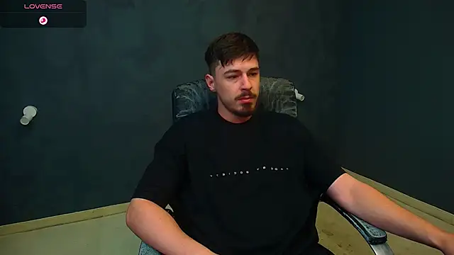 Snapshot of EnzoRace chatting on November 16, 2025, 5:45 am EnzoRace online show from November 16, 2025, 5:45 am